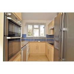 Small Double Room in Great House Share in Surbiton close to Chessington Kingston Tolworth Bills Incl