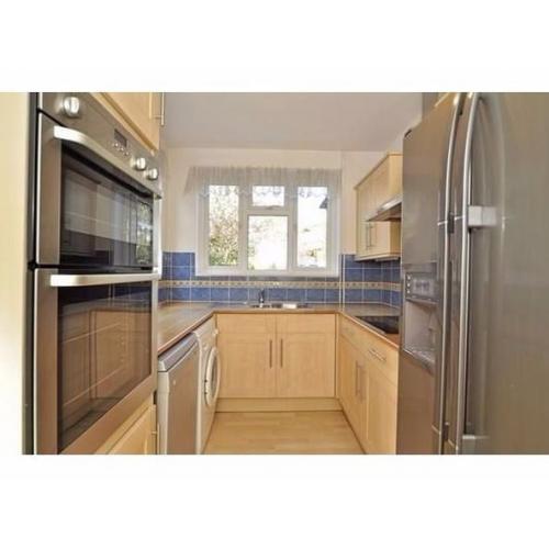 Small Double Room in Great House Share in Surbiton close to Chessington Kingston Tolworth Bills Incl
