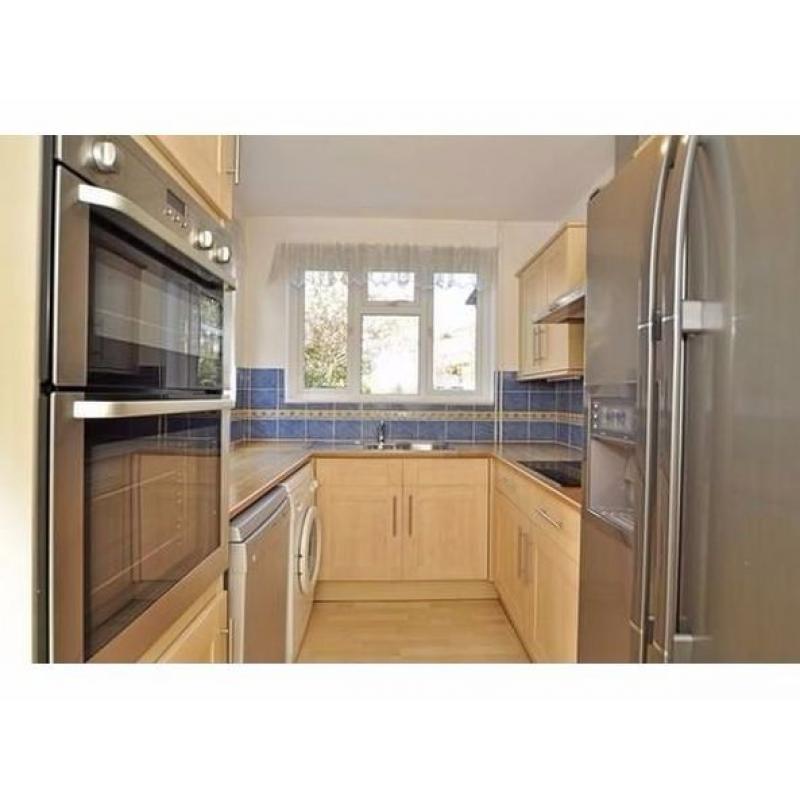 Small Double Room in Great House Share in Surbiton close to Chessington Kingston Tolworth Bills Incl
