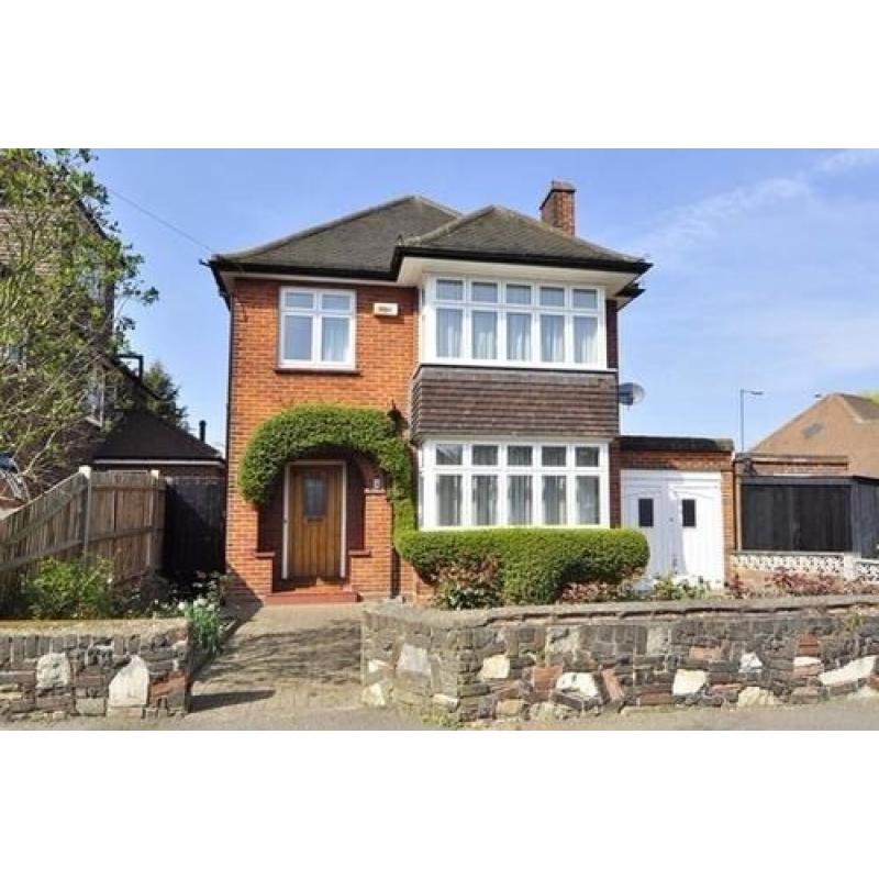 Small Double Room in Great House Share in Surbiton close to Chessington Kingston Tolworth Bills Incl