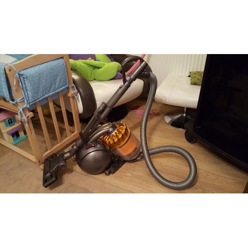 DYSON DC39 ANIMAL BAGLESS HOOVER WITH TOOLS NEW CONDITION