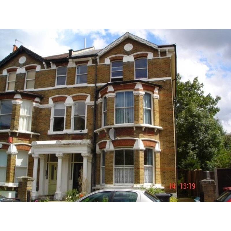 A nice double room to let, all bills included, fast Wifi, very good transport links!