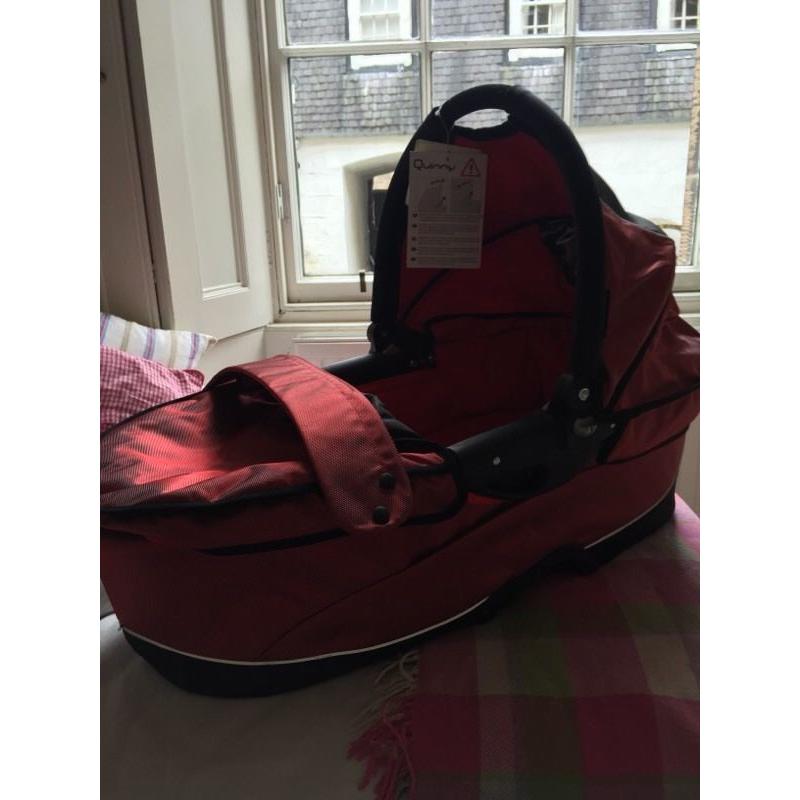 New Quinny buzz carrycot & extras