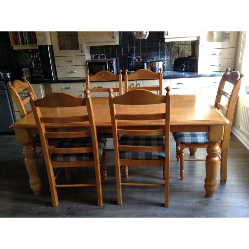 Dining table in pine