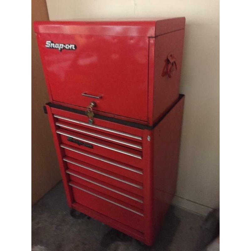 Snap on tool box top and bottom