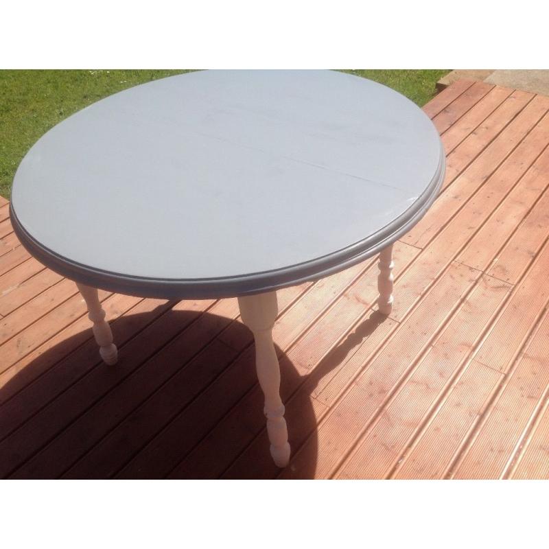 Shabby chic style circular dining table