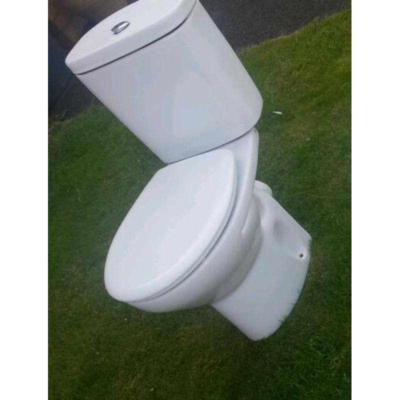 Toilet cistern pan toilet seat