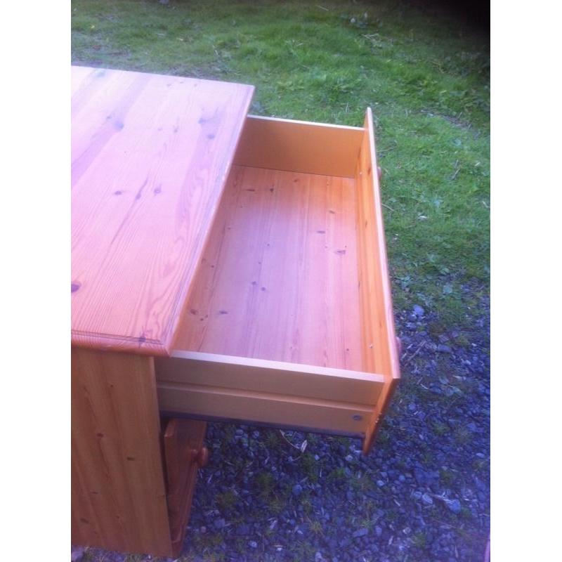 Pine chest of drawers