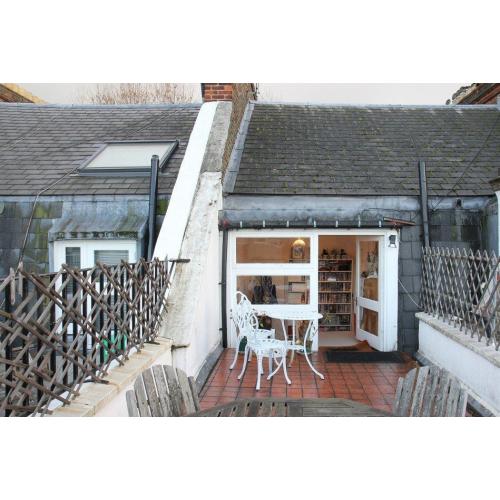 Double Bed in Room for Rent in a 2 Bedroom Flat With Rooftop Terrace in Chelsea