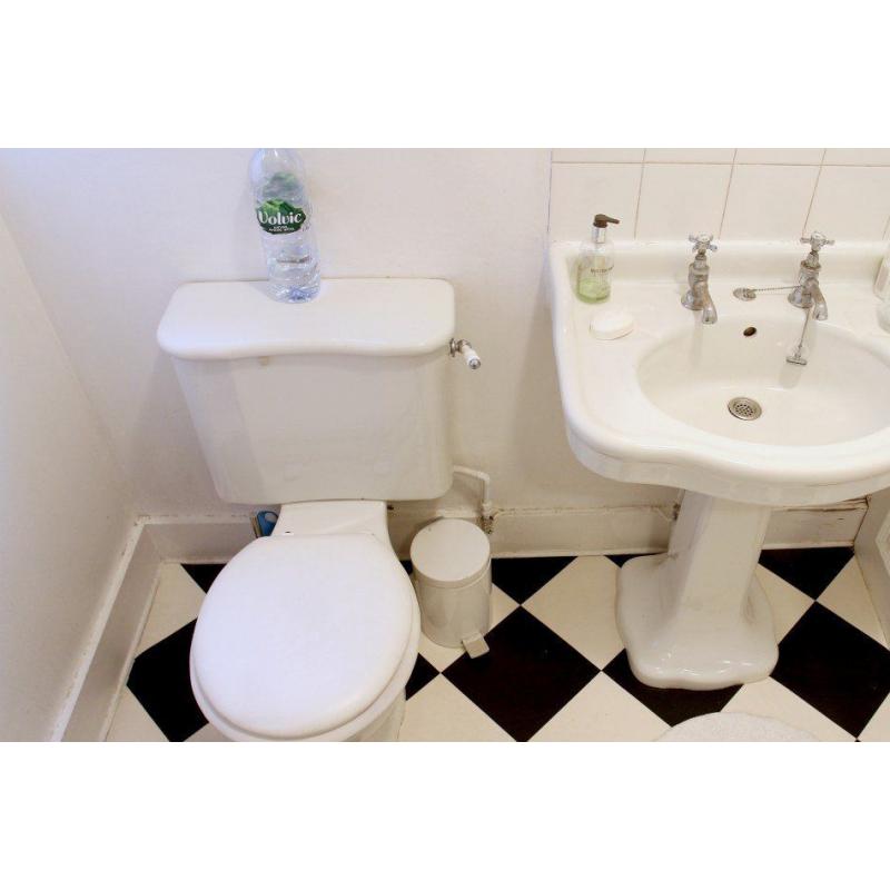 Double Bed in Room for Rent in a 2 Bedroom Flat With Rooftop Terrace in Chelsea