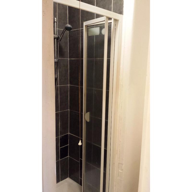 Large Double Bedroom with en-suite, close to Greenford high street