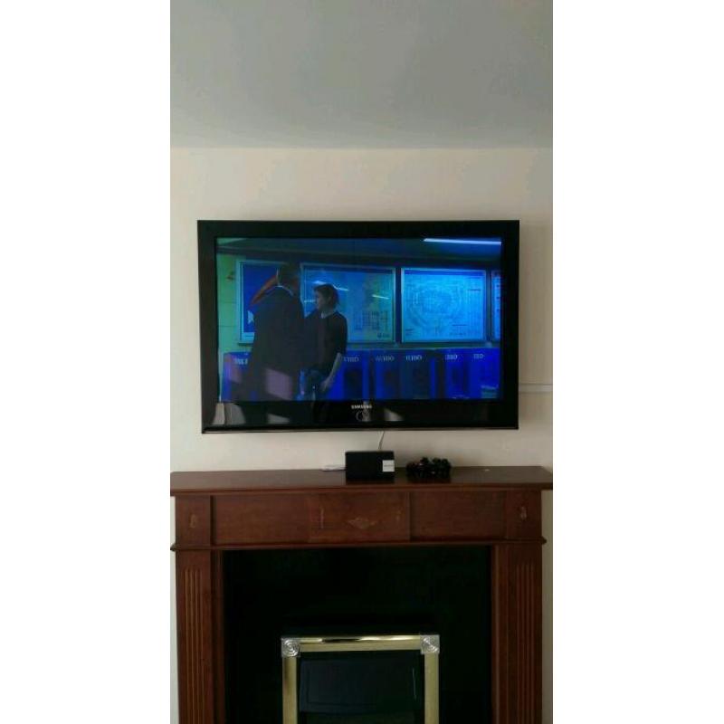 42inch TV with freeveiw and wall bracket and stand