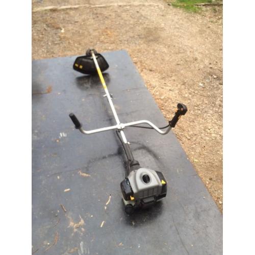 Petrol strimmer Titan very good condition