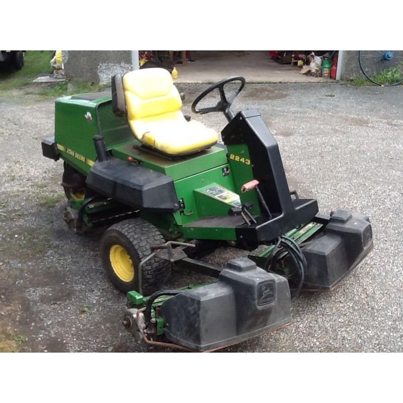 John Deere 2243 Triple Ride On Mower