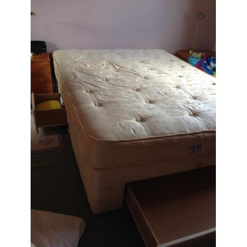 Sealy Posturpaedic King Size Bed with 3 drawers