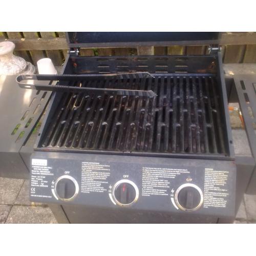 3 BURNER PROPANE GAS BARBECUE WITH SIDE HOTPLATE