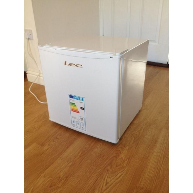 Counter-Top Fridge with small ice-box by LEC - condition as new!