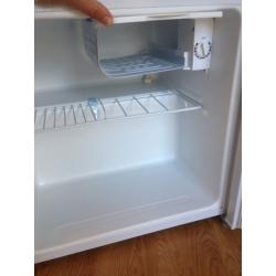 Counter-Top Fridge with small ice-box by LEC - condition as new!
