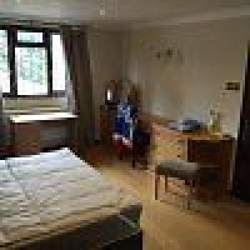 Master Bedroom with En-Suite in Luxury House Share with Pool, Bar and Snooker Room