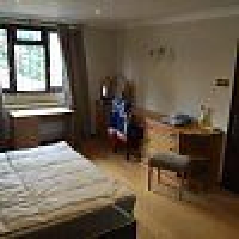Master Bedroom with En-Suite in Luxury House Share with Pool, Bar and Snooker Room