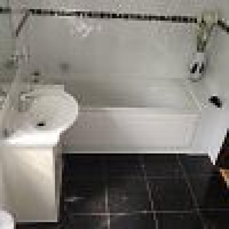 Master Bedroom with En-Suite in Luxury House Share with Pool, Bar and Snooker Room
