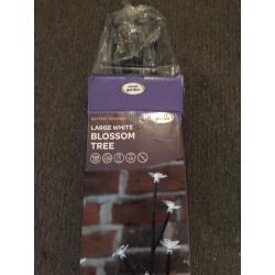 BRAND NEW IN BOX LARGE WHITE BLOSSOM TREE LIGHT INDOOR & OUTDOOR USE