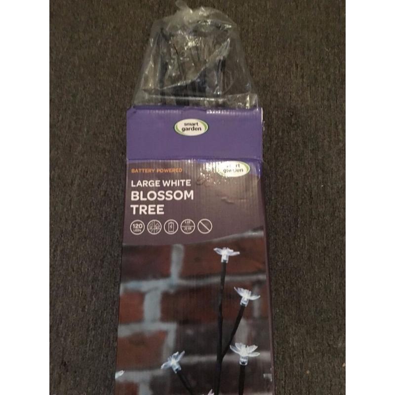BRAND NEW IN BOX LARGE WHITE BLOSSOM TREE LIGHT INDOOR & OUTDOOR USE