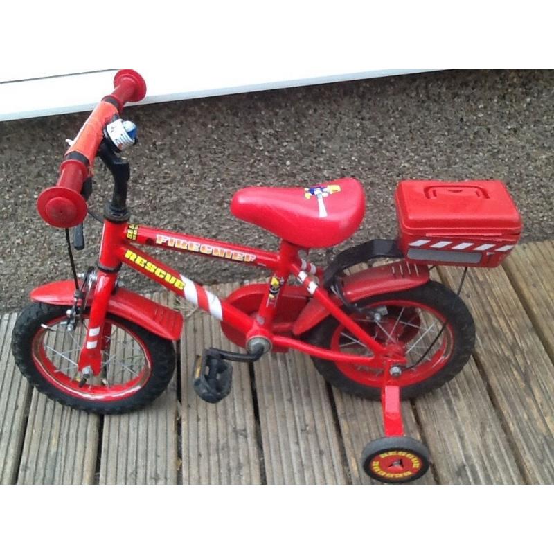 SMALL CHILD'S BIKE WITH STABILISERS.
