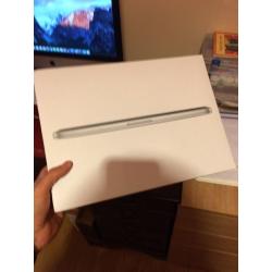MacBook Pro 2014 retina 8gb ram 2.6 ghz intel i5 128gb solid state he'd Windows 10 pro genuine