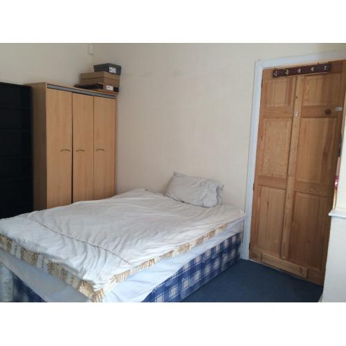 Double room with own toilet in family home near Heathrow