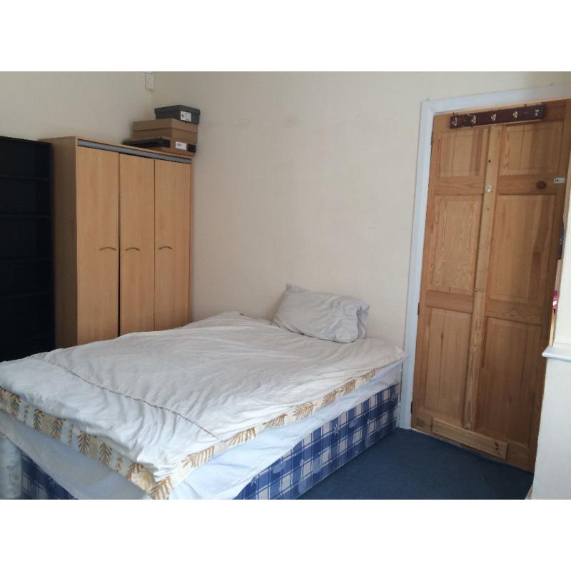 Double room with own toilet in family home near Heathrow