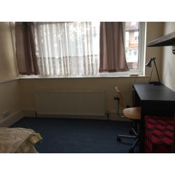 Double room with own toilet in family home near Heathrow