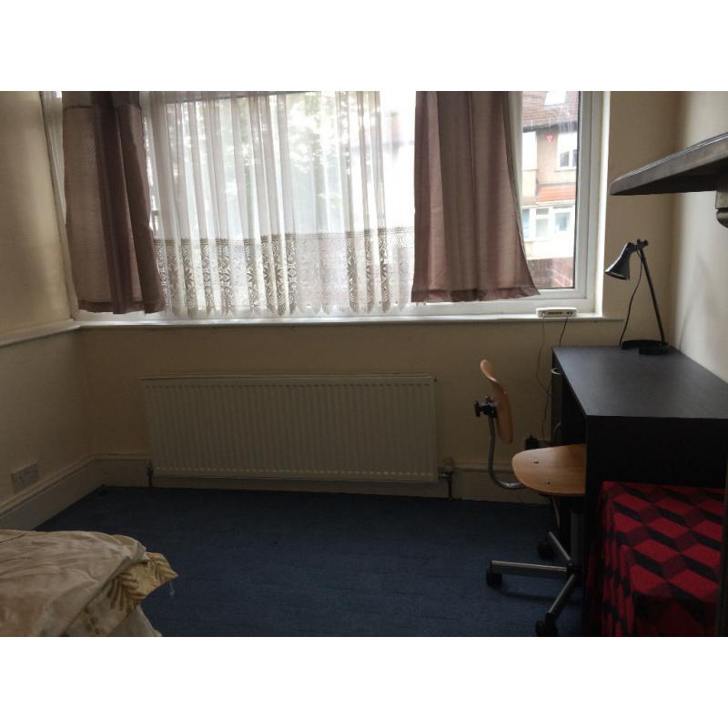 Double room with own toilet in family home near Heathrow