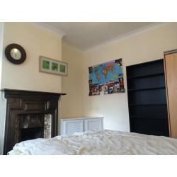 Double room with own toilet in family home near Heathrow