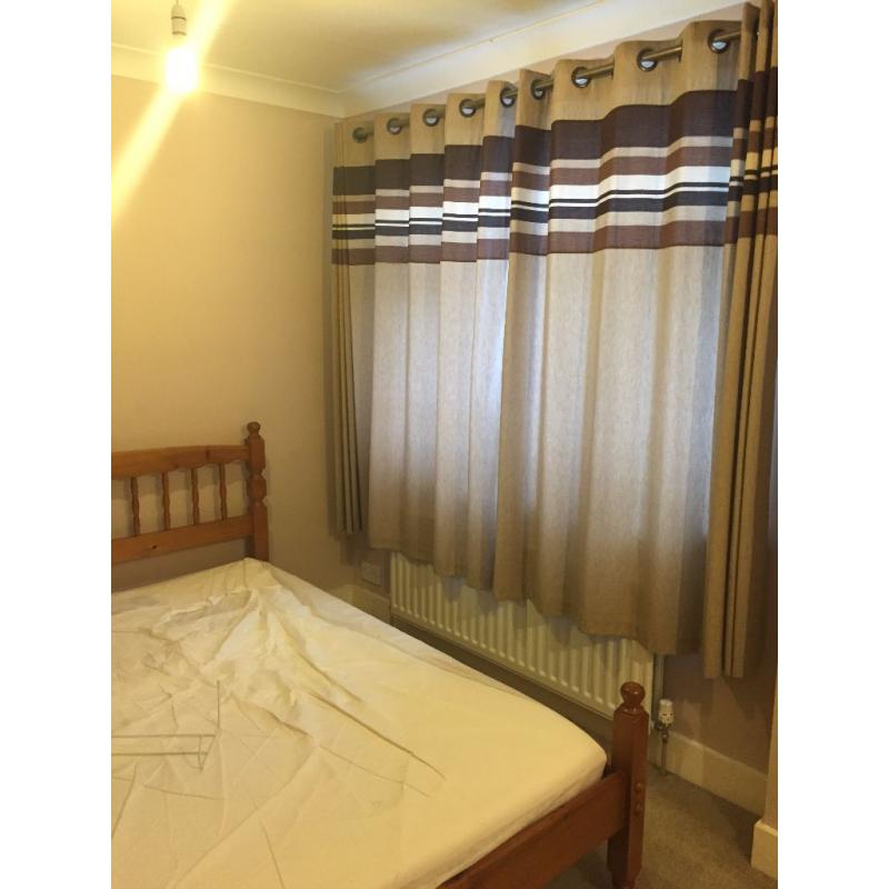 Large Double Rooms : Living Room : Two Toilets and Shower : 5 mins walk from Train Station