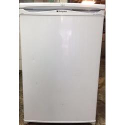 //(%)\ HOTPOINT UNDER COUNTER FRIDGE FREEZER INCLUDES 6 MONTHS GUARANTEE