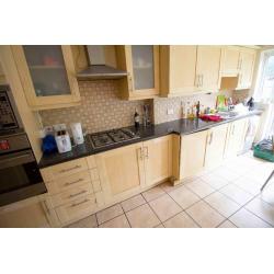 Room to rent in fully furnished house in Acton