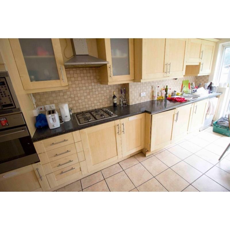 Room to rent in fully furnished house in Acton
