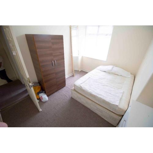 Room to rent in fully furnished house in Acton