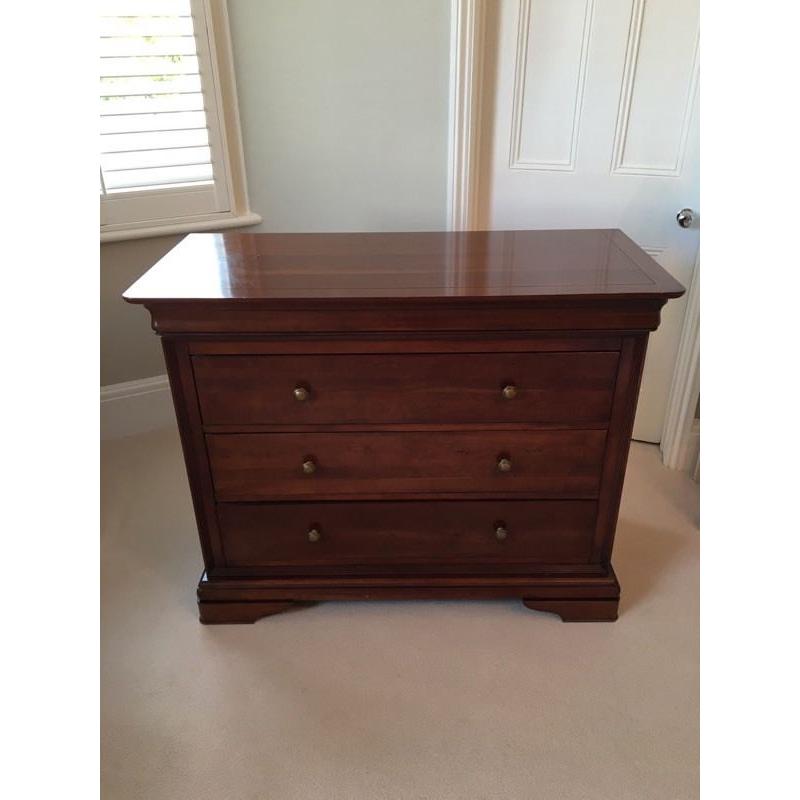 Chest of drawers
