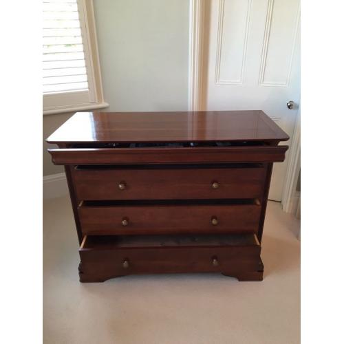 Chest of drawers