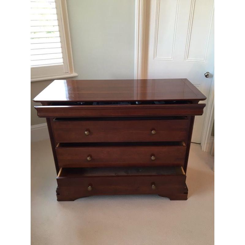 Chest of drawers