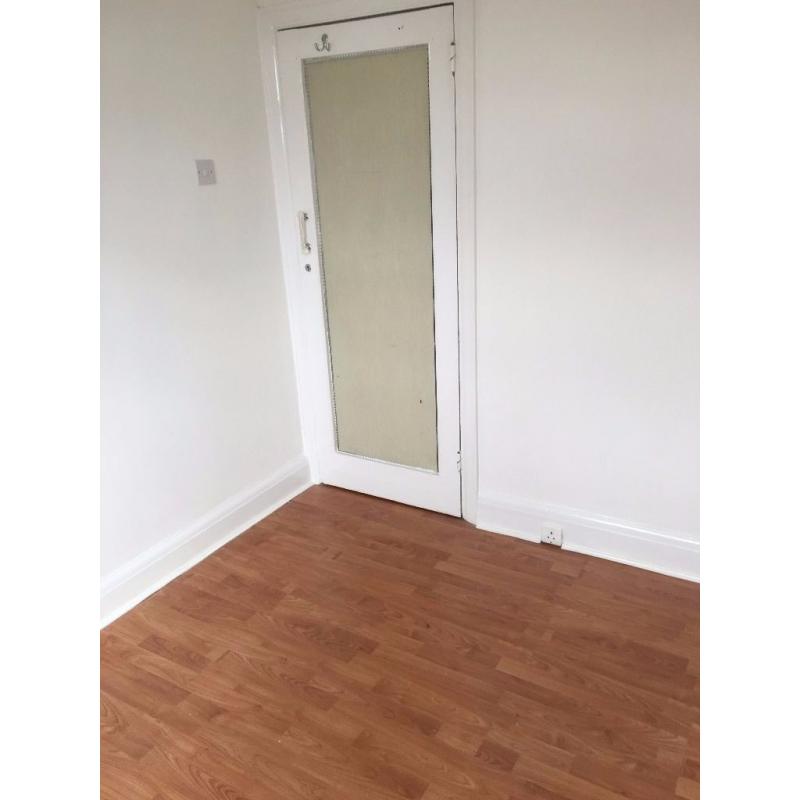 Single Room offered in freshly refurbished house 650pcm with live in Landlord
