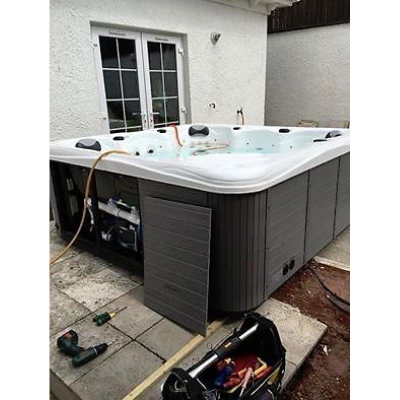 Brand New Balboa 5 Seat Hot Tub - Free Delivery & Installation