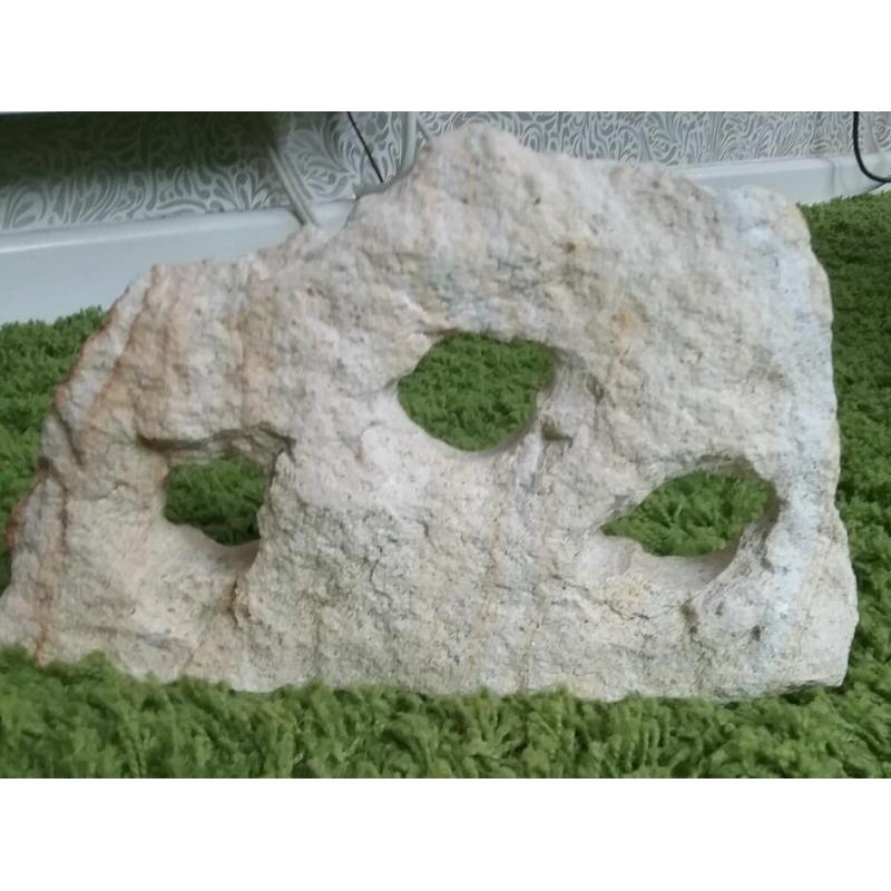 Decorative ornament for aquariums