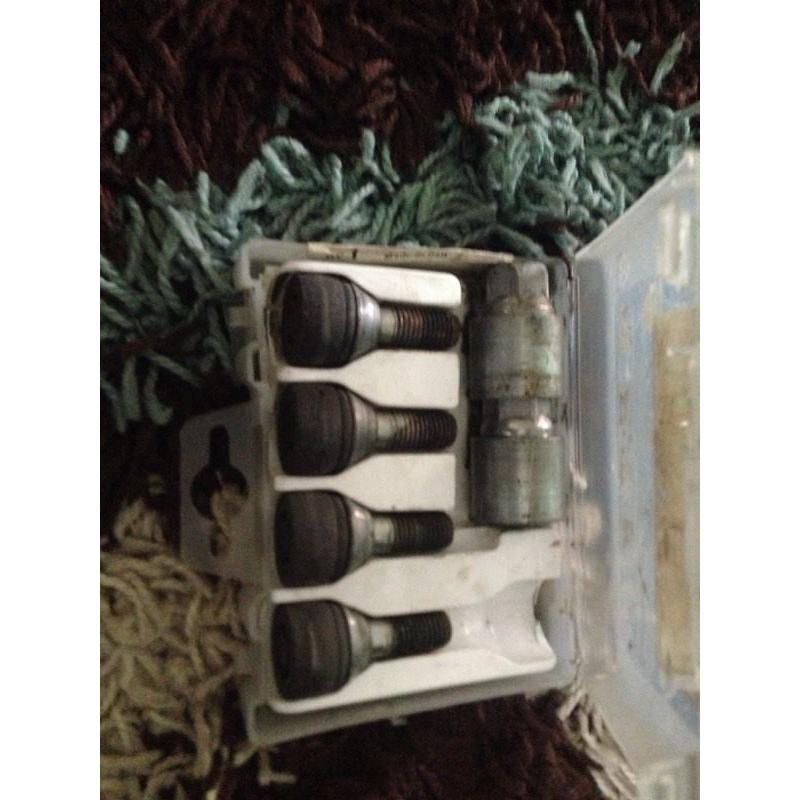 Renault locking wheel nut set