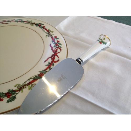 Royal Worcester "Holly Ribbons" Christmas cake serving plate and matching cake slice