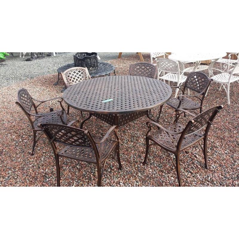 6 SEATER CREAM SET GARDEN CHAIRS AND TABLE IN CAST ALUMINIUM VERY GOOD QUAILTY. ALL ARM CHAIRS.