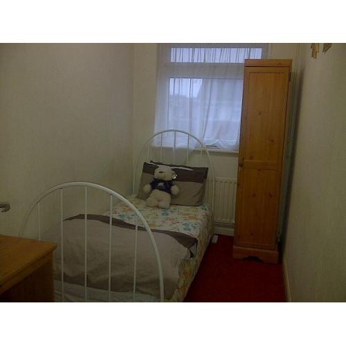 Spacious Single Room to Let Near Kingsbury Station – Preferably female