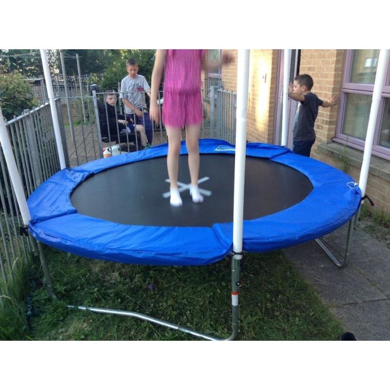 8ft trampoline and enclosure